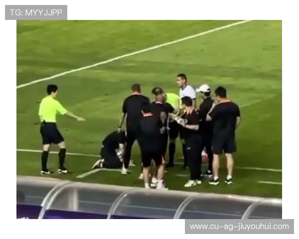 中超赛场爆发激烈群殴多名球员冲突升级裁判与教练紧急介入平息事态 中超赛场爆发激烈群殴多名球员冲突升级裁判与教练紧急介入平息事态